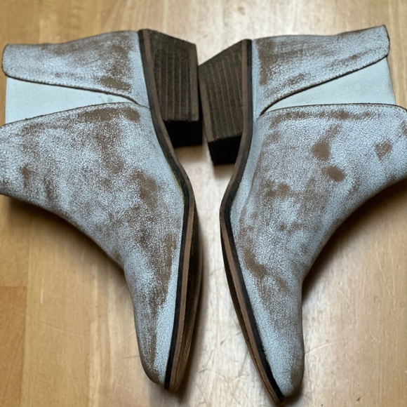 DIBA True For Real Life CUDDLE BUN Chelsea Boots 8.5 | white distressed - Picture 10 of 11
